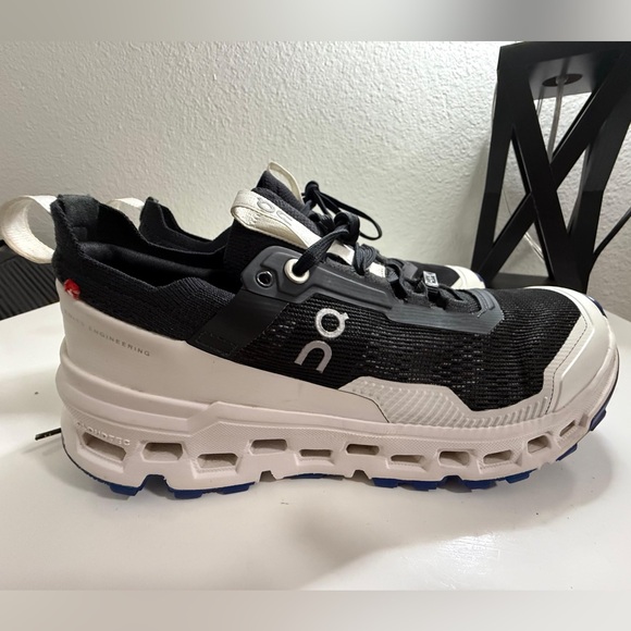 On Running Black and White Athletic Shoes - Picture 2 of 7